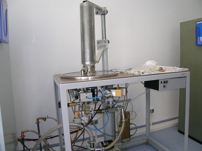 Equipment for depositing layers of pyrolitic carbon on ceramics rods